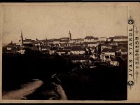 Gornji grad 1895. godine (Foto Ivan Standl)  Fotografija prikazuje pogled na zagrebački Gornji grad sa sjeveroistočne strane. Uz lijevi rub vidi se franjevačka crkva na Kaptolu sa samostanom, zatim kula Lotrščak, dok je u središtu slike toranj crkve svetog Marka prije restauracije. Prema desnom rubu (odnosno prema sjeveroistoku) slijedi pogled na Opatičku ulicu, te na kaptolsku školu (danas Osnovna škola "August Šenoa"). U prednjem planu vide se poljane koje su se nalazile na prostoru današnje Grškovićeve ulice.
